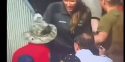Video muestra a policías