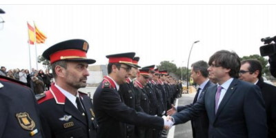 policías catalanes estrechando la mano