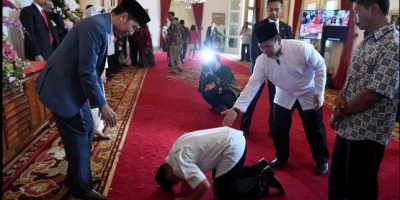 prostrating before Indonesia president